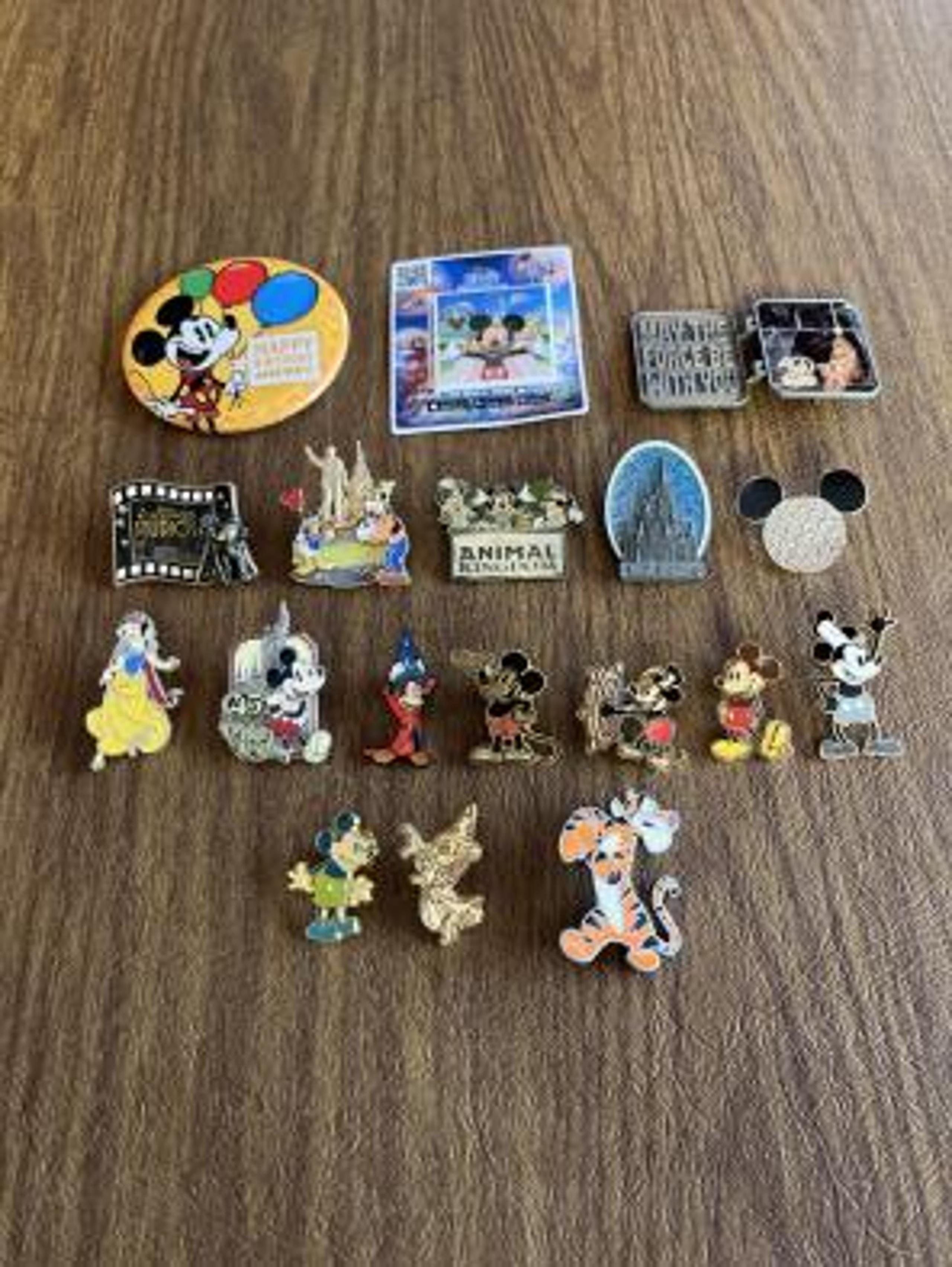 Disney world Pins HUGE LOT THROUGHOUT THE YEARS 2001-2012