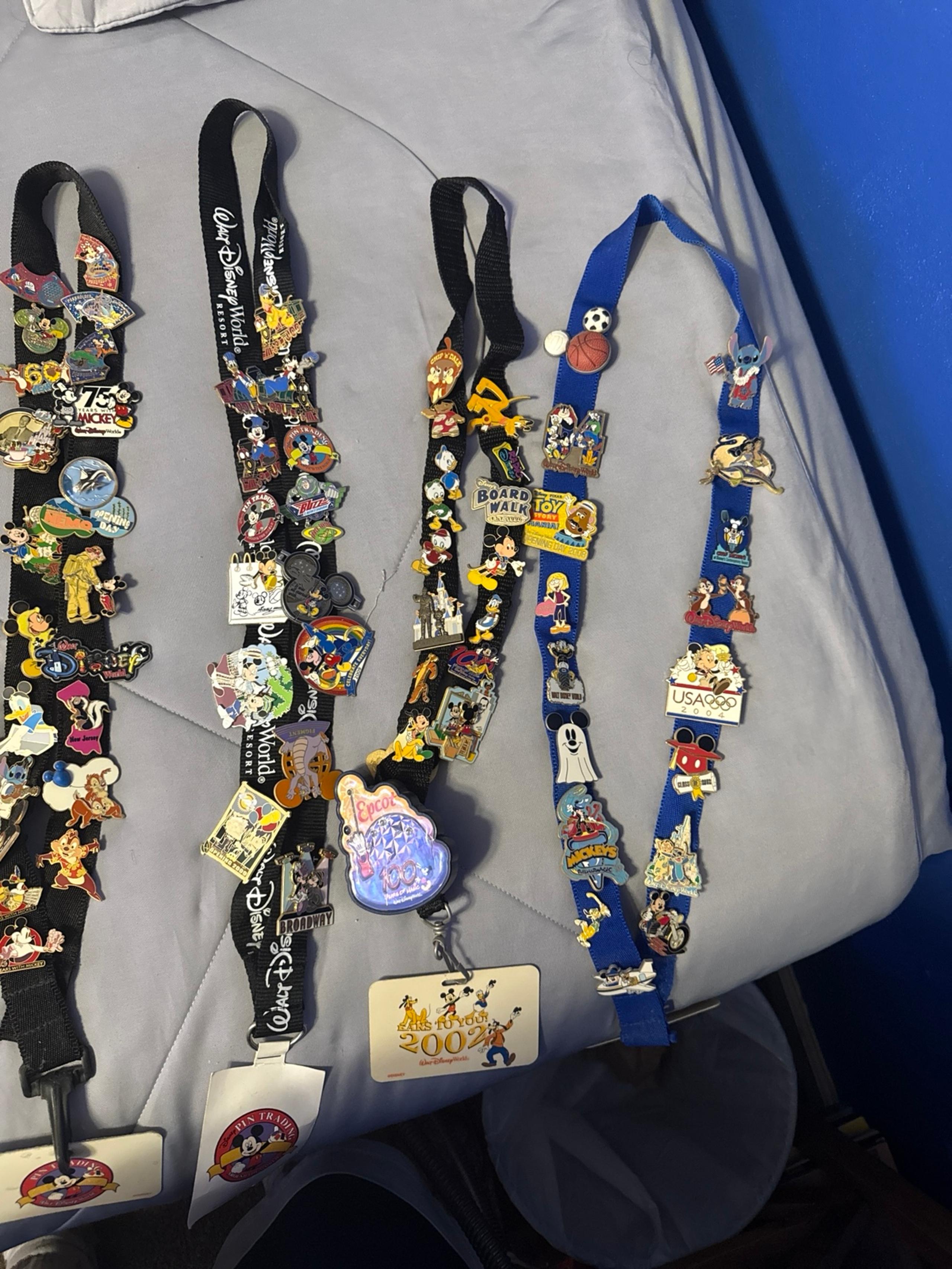 Disney world Pins HUGE LOT THROUGHOUT THE YEARS 2001-2012